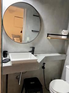 ein Bad mit einem Waschbecken und einem Spiegel in der Unterkunft V&S Hostel Boutique in Buenos Aires