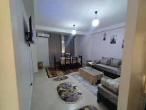 uma sala de estar com um sofá e uma mesa em BEJAIA Location Appartement de 45 à 59e em Bejaïa