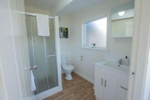 Bathroom sa Allen Street - Studio & Optional Private Sauna