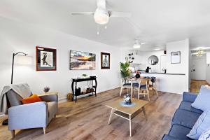 Kahana Villa F407 في Kapalua-West Maui Airport: غرفة معيشة بها أريكة وطاولة