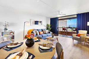 卡哈納的住宿－Kahana Villa F407，客厅配有桌子和蓝色沙发