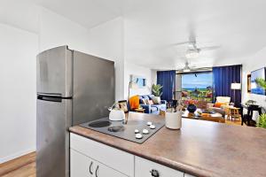 Kahana Villa F407 في Kapalua-West Maui Airport: مطبخ مع ثلاجة ستانلس ستيل وغرفة معيشة +9 صور