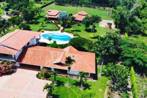 La mejor casa campestre a 25 min de Villavicencio في فيلافيسينسيو: اطلالة جوية على منزل مع مسبح