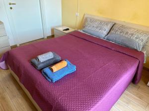 Un pat sau paturi într-o cameră la VELLETRI-Appartamento al centro-Aria condizionata-Netflix-Wifi