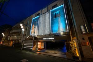 een winkel met blauwe lichten aan de zijkant van een gebouw bij Tiara Brun in Yamato-minami