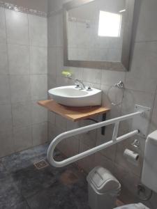 ein Badezimmer mit Waschbecken und Spiegel in der Unterkunft La posada de Don Santiago in Villa Lía