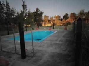ein Schwimmbad auf einem Parkplatz nachts in der Unterkunft La posada de Don Santiago in Villa Lía + 7 Fotos