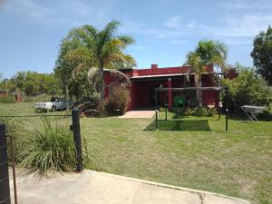 ein Haus mit einem Zaun vor einem Hof in der Unterkunft La posada de Don Santiago in Villa Lía