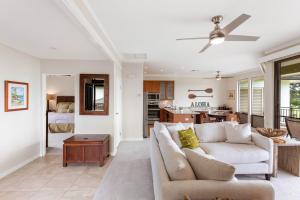 ein Wohnzimmer mit Sofa und Tisch in der Unterkunft Kapalua Golf Villa 18V4 in Kahana