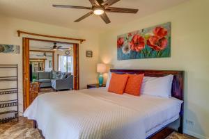 een slaapkamer met een bed en een plafondventilator bij Paki Maui 327 in Kahana