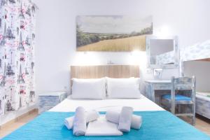 1 dormitorio con 1 cama con 2 almohadas y escritorio en Studios Liolios #6, en Skala Potamias