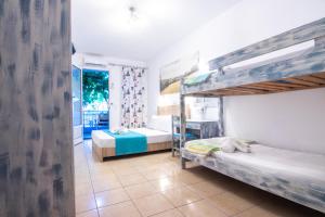 Un dormitorio con dos literas y una ventana. en Studios Liolios #6, en Skala Potamias