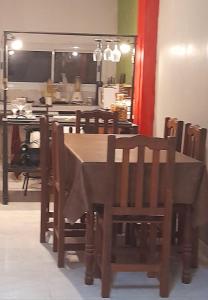 une salle à manger avec une table et des chaises ainsi qu'une cuisine dans l'établissement Dpto parque Avellaneda, à San Miguel de Tucumán