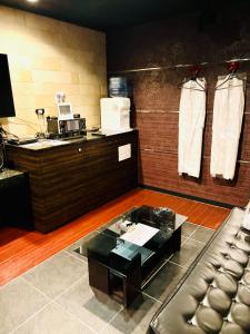 salon ze stolikiem kawowym i kanapą w obiekcie ホテル CROWN MOTEL w mieście Jokohama