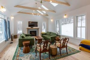 Μια τηλεόραση ή/και κέντρο ψυχαγωγίας στο Franklin luxury Chalet w/ guest house