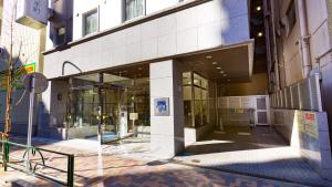 東京にある東横INN東京大手町の街路に面したガラスのドアが付いた大きな建物 +34枚の写真