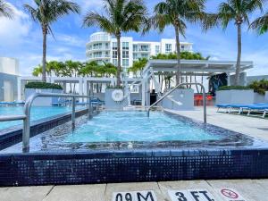 - Piscina en el complejo con tobogán y palmeras en Luxury High Floor Corner 1BR Unit at W Resort Fort Lauderdale-Well stocked en Fort Lauderdale