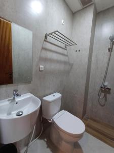 TimuranにあるGrownicle Livingのバスルーム(洗面台、トイレ、鏡付)