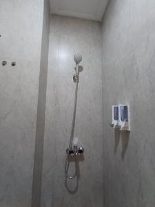 y baño con cabina de ducha con cabezal de ducha. en Grownicle Living, en Timuran