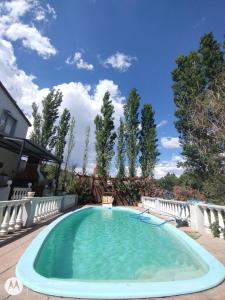 une grande piscine sur une terrasse dans l'établissement Departamentos las chacras, à Juana Koslay 