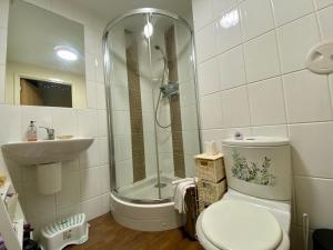 Phòng tắm tại Lovely double room with private bathroom and Double room with shared toilet & PARKING FREE