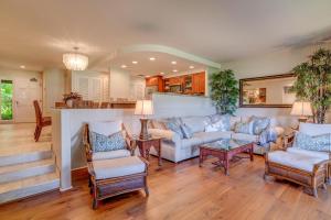 una sala de estar con un sofá y sillas en Kaanapali Royal D101, en Hyatt Regency Maui Hotel Heliport