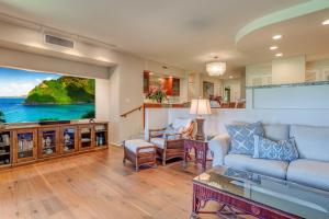 Una sala de estar con un sofá y vista al mar. en Kaanapali Royal D101, en Hyatt Regency Maui Hotel Heliport