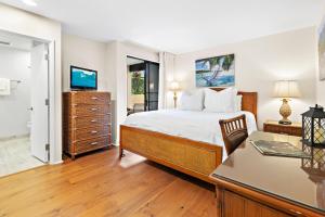 ラハイナにあるKaanapali Royal D101のベッドと机とテレビのある寝室 +24枚の写真