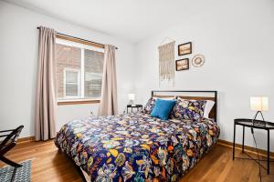 1 dormitorio con cama y ventana en Comfy Family-Friendly Getaway less than 15 mins to Downtown en Detroit