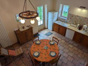 Gallery image of Pigeonnier XVIIIe siècle, charme et tranquillité avec grand jardin privé - FR-1-653-42 in Saint-Romain +27 photos