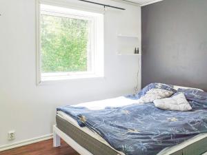 1 cama en un dormitorio con ventana en Holiday home Hållnäs, en Hållnäs