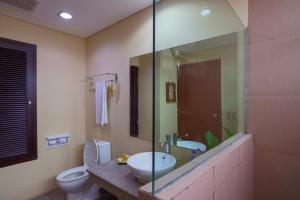 The Jayakarta Suites Komodo Flores في لابوان باجو: حمام مع حوض ومرحاض ودش