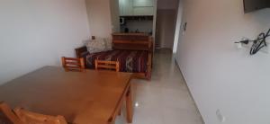een kamer met een tafel en een bed en een keuken bij Departamentos Solares - O'Higgins in Bahía Blanca