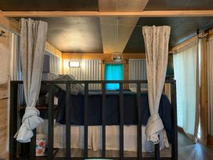 Schlafzimmer mit einem Bett mit Baldachin und Vorhängen in der Unterkunft The Piper Pad in Canal Flats