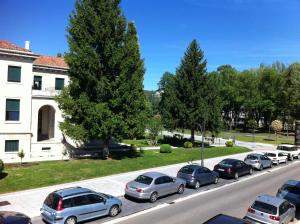 una fila de autos estacionados en un estacionamiento en Hotel Boutique Museo Burgos, en Burgos