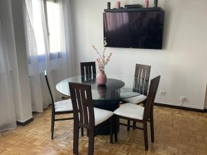 ルヴァロワ・ペレにあるHEADS PROPERTY - Full Appart 72 m2のダイニングルームテーブル(椅子付)、壁に花瓶