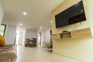 ¡Apartamento ideal en Sincelejo- Sucre! في سينسليخو: غرفة معيشة مع تلفزيون بشاشة مسطحة على جدار