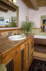 Un baño con lavabo, espejo y bañera. en Casa Gallina - An Artisan Inn, en Taos 65 fotos más