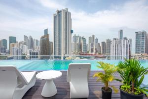 balcone con vista sullo skyline della città di Boutique Apartments Panamá Marbella a Loma del Naranjo