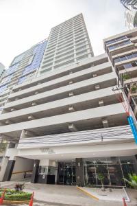 un edificio alto con muchas ventanas en Boutique Apartments Panamá Marbella, en Panamá