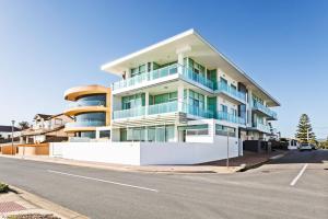 un gran edificio al lado de una calle en Belle Escapes - Paradise on the Beach en Somerton Park