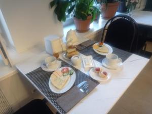 una mesa con tres platos de comida. en Ajour, en Almaty