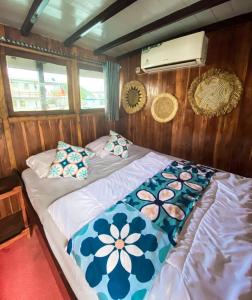 Postel nebo postele na pokoji v ubytování Boat Open Trip Komodo 3Days 2 Nigths + 15 fotografií