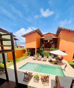uma villa com uma piscina e uma casa em Pousada Vila dos Corais - Taipu de Fora em Maraú