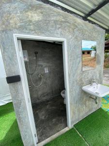 a bathroom with a sink and a toilet at เคียงดาว โฮมสเตย์ แก่งกระจาน in Ban Song Phi Nong