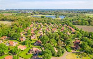 een luchtzicht op een indeling van huizen met een meer bij Buitengoed Het Lageveld - 55 in Hoge-Hexel