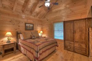 a bedroom with a bed in a log cabin at Lakeside Hideaway in Ellijay