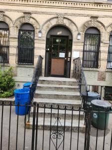 een gebouw met een trap voor een deur bij Spacious 3br, 2b in Brooklyn