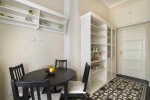 ein Esszimmer mit einem schwarzen Tisch und Stühlen in der Unterkunft Apartment Papiniano 38 in Mailand