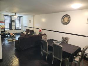 Spacious 3br, 2b في بروكلين: غرفة معيشة مع طاولة وأريكة